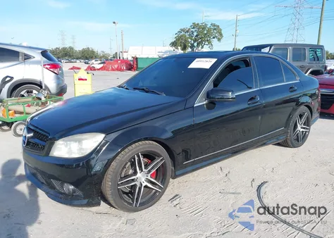 2010 Mercedes-Benz C 300 Luxury/Sport z USA, uszkodzony, nr VIN WDDGF5EBXAR120718